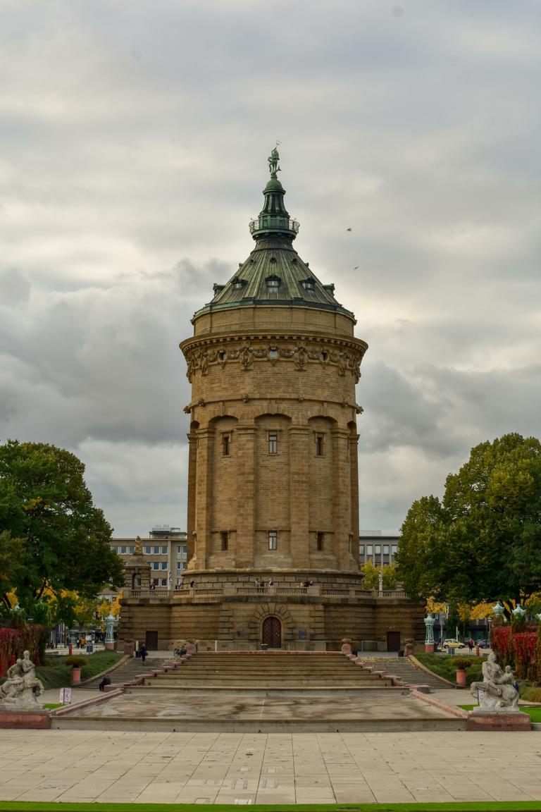 Escort Date Mannheim - Wasserturm in Autumn Escort Date Mannheim - Wasserturm in Autumn