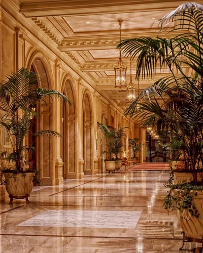 Luxus Escort Grand Hotel – Lobby mit Marmor und Palmen