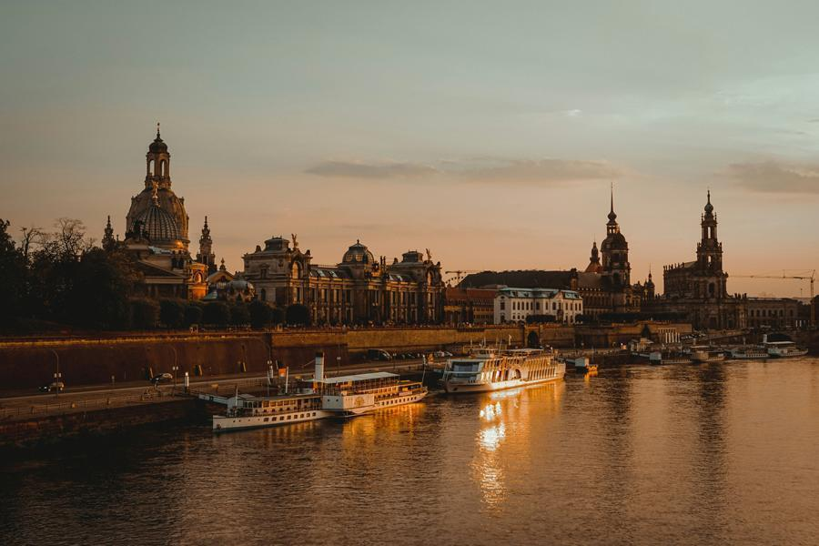 Dresden Elbe – Dampfschiffe vor der Altstadt mit Frauenkirche und Hofkirche im Sonnenuntergang Dresden Elbe – Dampfschiffe vor der Altstadt mit Frauenkirche und Hofkirche im Sonnenuntergang