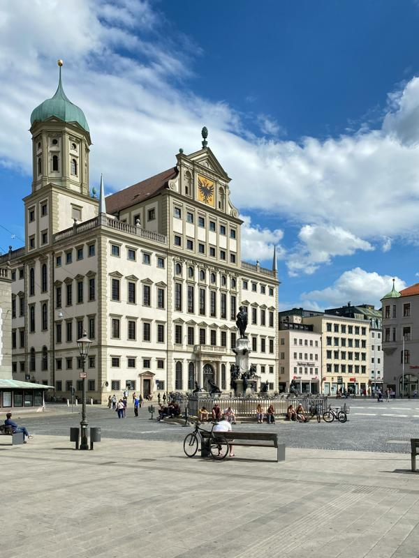 Augsburg Rathausplatz - Rathaus mit Augustusbrunnen bei blauem Himmel Augsburg Rathausplatz - Rathaus mit Augustusbrunnen bei blauem Himmel