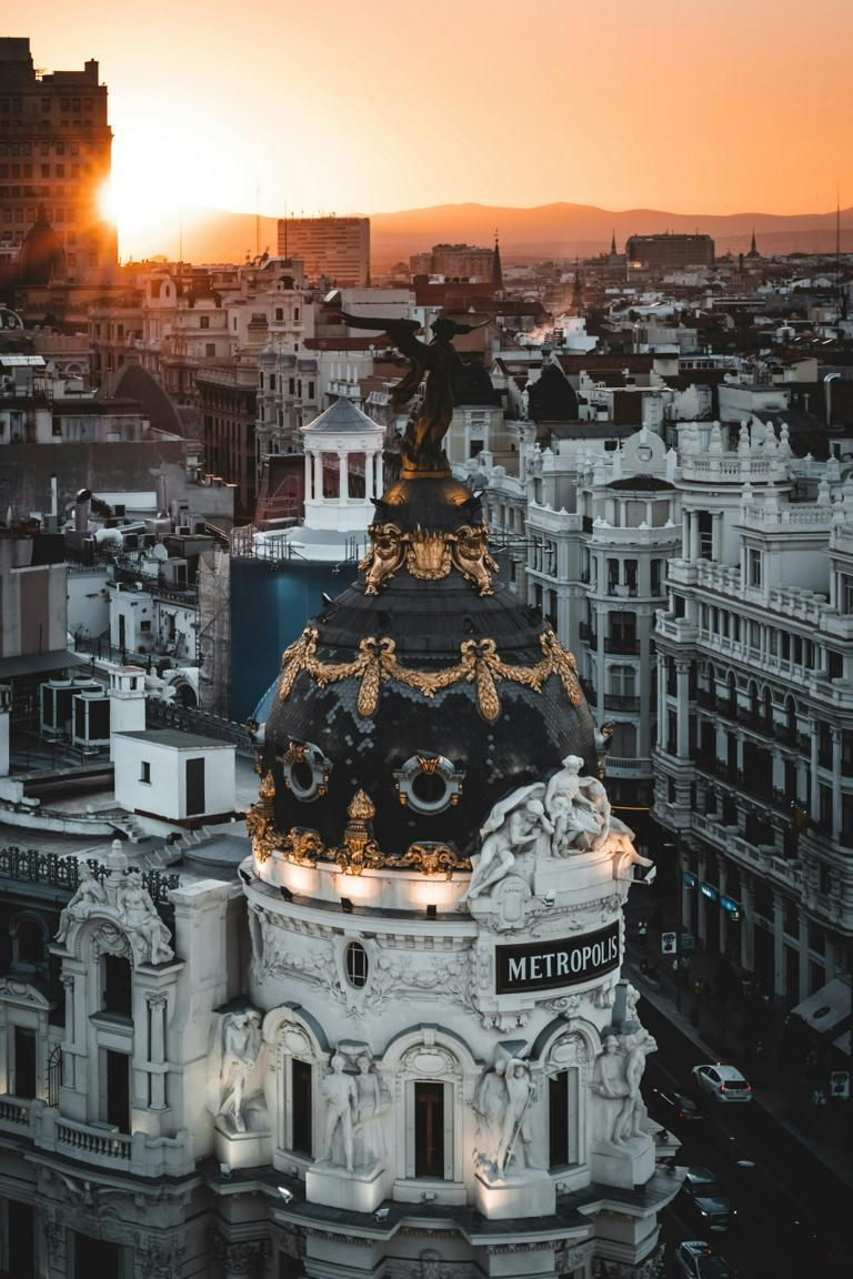 Escort Madrid - Metropolis Gebäude bei Sonnenuntergang Escort Madrid - Metropolis Gebäude bei Sonnenuntergang